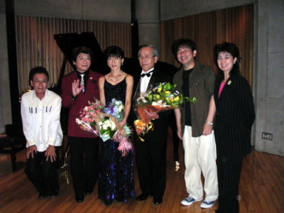 ���\��̎��^�I����ɏo���҂ƃX�^�b�t�ƈꏏ��